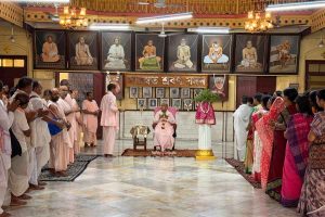 বিশ্বজুড়ে চৈতন্যপ্রেমের জোয়ার, বিশ্বব্যাপী শান্তিবার্তা ছড়িয়ে কলকাতায় ফিরলেন মহারাজ