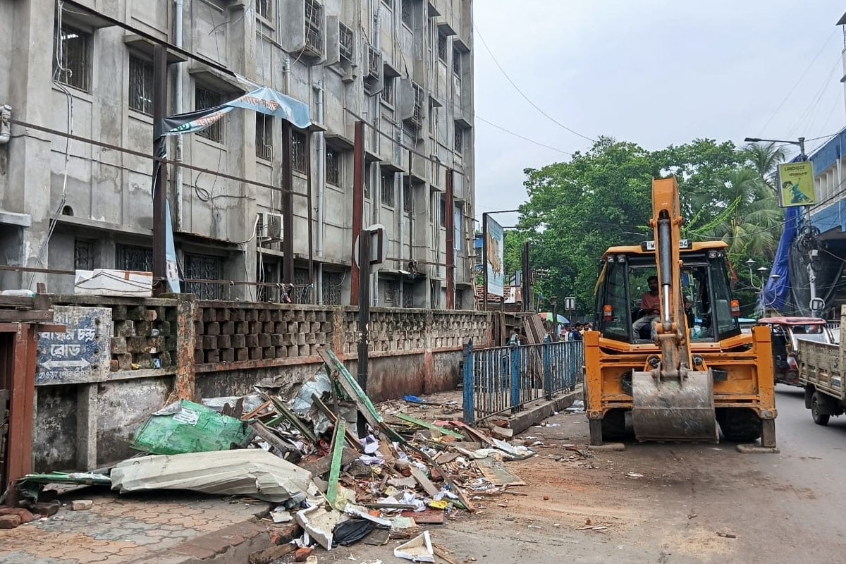 হাওড়া ময়দান এলাকায় বুলডোজার অ্যাকশন! গুঁড়িয়ে দেওয়া হল ৩৫ অবৈধ গুমটি