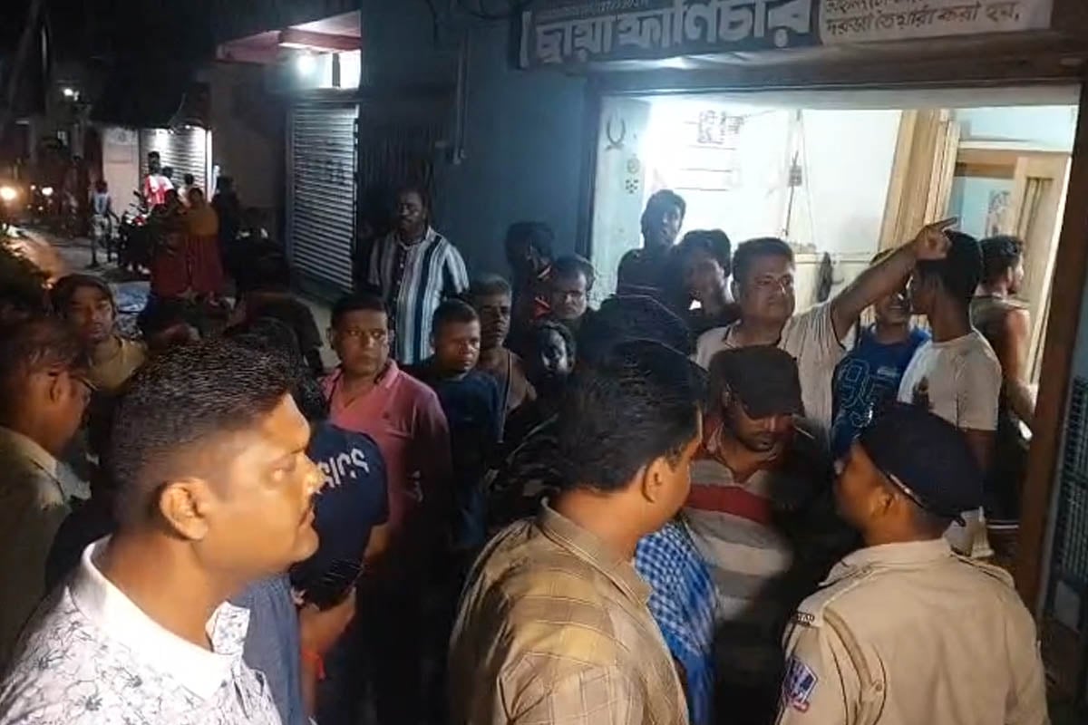ঝগড়া হতেই পকেট থেকে ছুরি বের করে প্রেমিকার গলায় কোপ! হাওড়ায় অভিযুক্ত যুবককে গণধোলাই