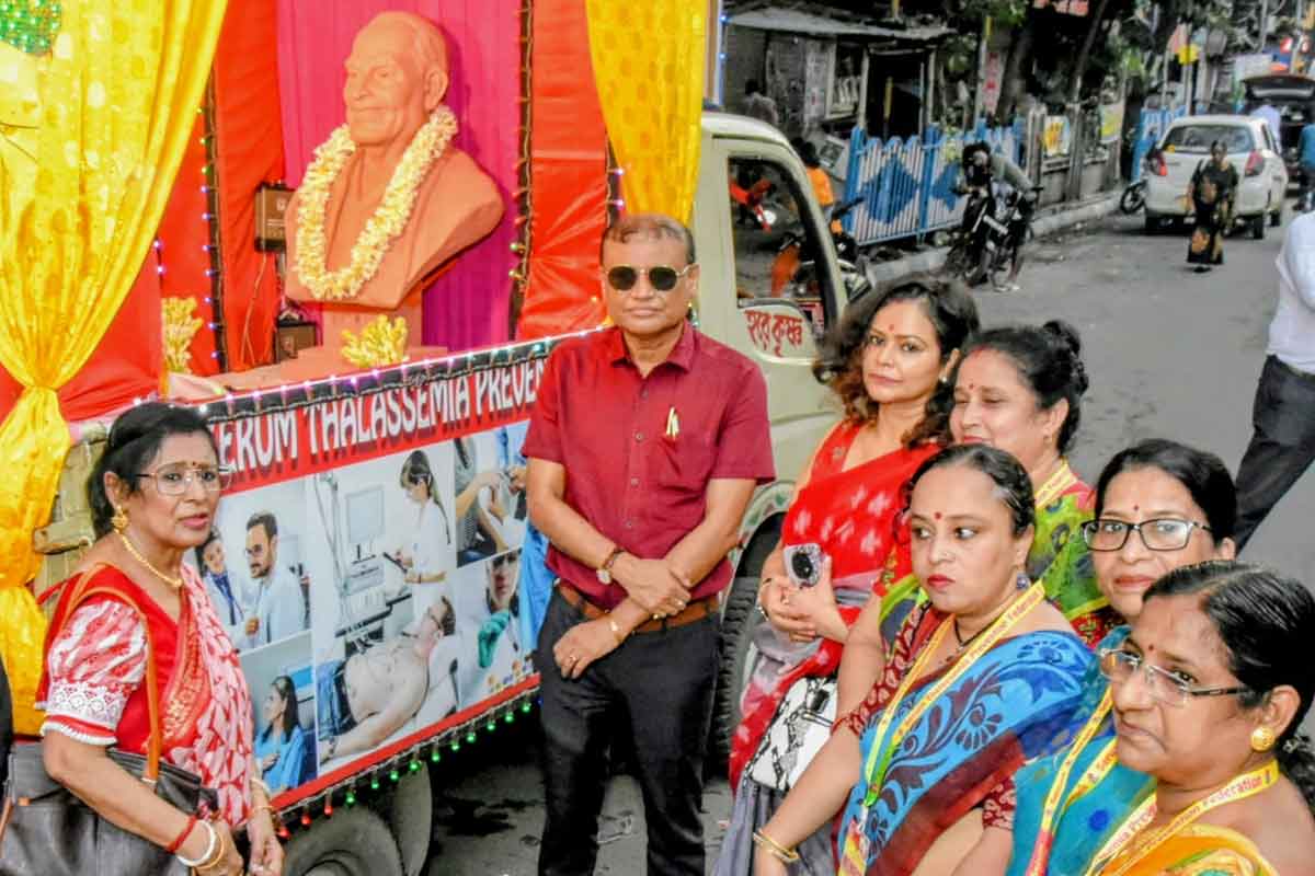 থ্যালাসেমিয়া প্রতিরোধে বড় বার্তা, বিধানচন্দ্রের মূর্তি নিয়ে শহরে ঘুরল ‘অন্য রথ’