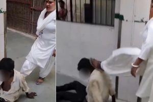 হাসপাতালে রোগীকে পরপর লাথি! ভিডিও ভাইরাল হতেই সাসপেন্ড মহিলা স্বাস্থ্যকর্মী