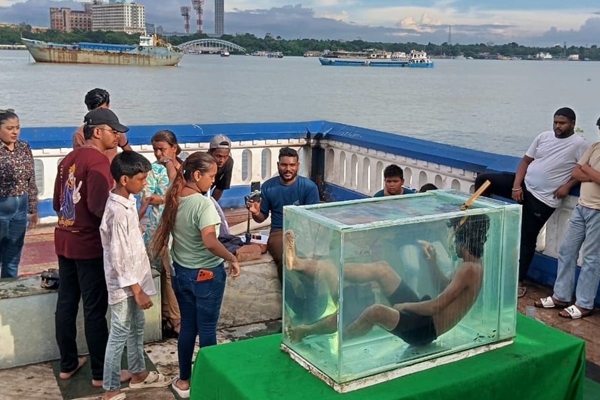 অদ্ভুত রেকর্ডের স্বপ্ন! ঘণ্টার পর ঘণ্টা অ্যাকোরিয়ামে ডুবে যুবক, তারপর…