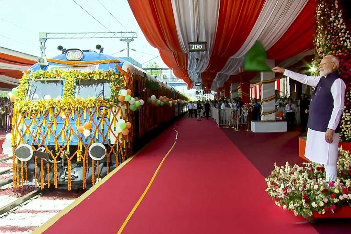 ভারতীয় রেলের মুকুটে নয়া পালক, দেশের প্রথম হাইড্রোজেন ট্রেন উদ্বোধন মোদির, কী এর বিশেষত্ব?