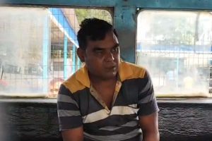 পরকীয়া নিয়ে চরমে অশান্তি, ঘুমন্ত স্ত্রীর গলায় ধারালো অস্ত্রের কোপ স্বামীর! আত্মসমর্পণ থানায়