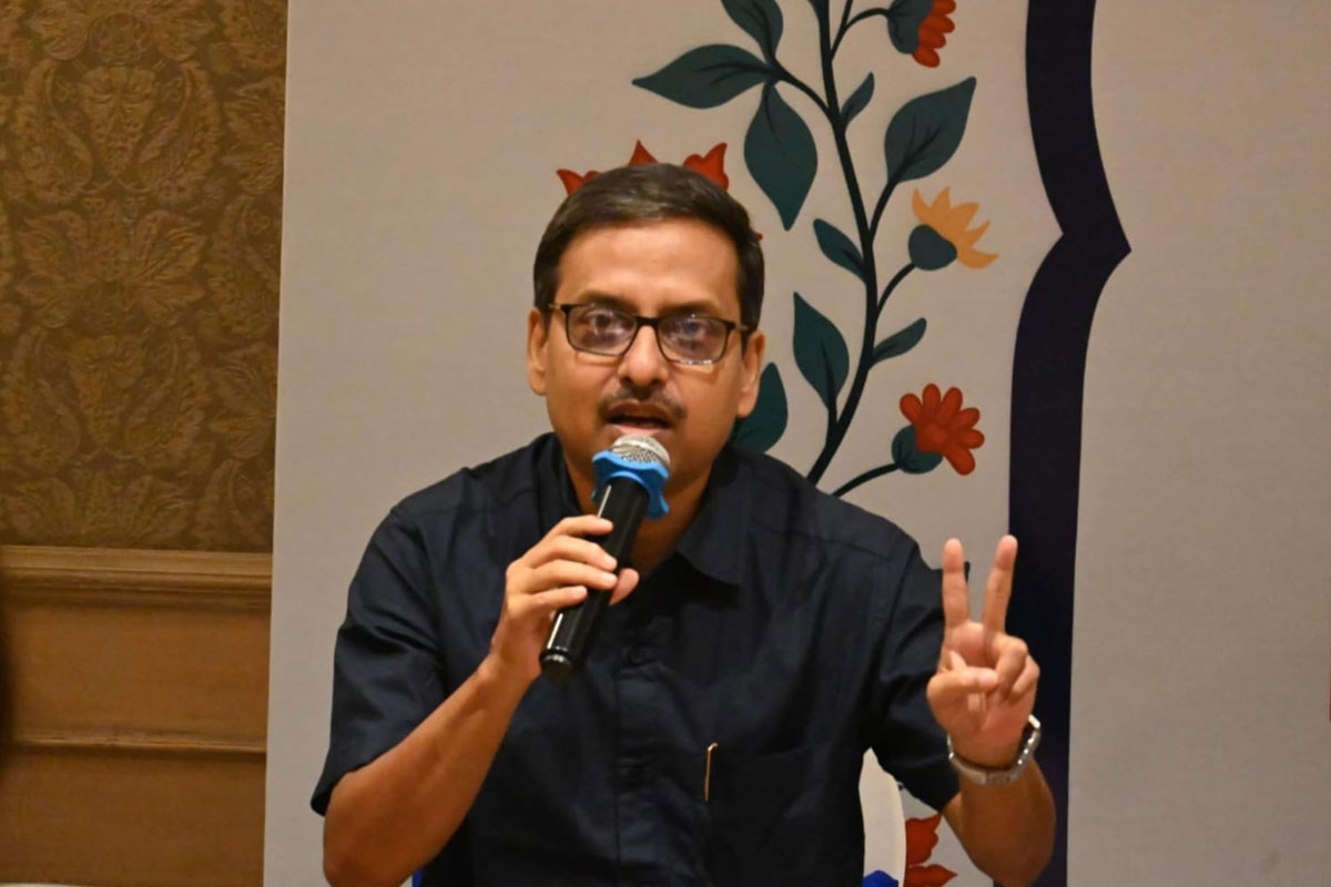 Shirshendu Mukhopadhyay and other Bengali author welcoming Taslima Nasrin in Bengal