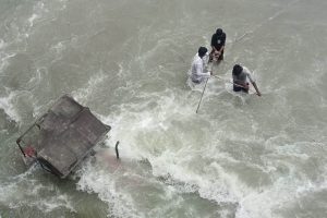 পুলিশের তাড়া খেয়ে নদীতে ডুবল পাথর বোঝাই ট্রাক্টর, হাবুডুবু খেয়ে প্রাণে বাঁচলেন চালক