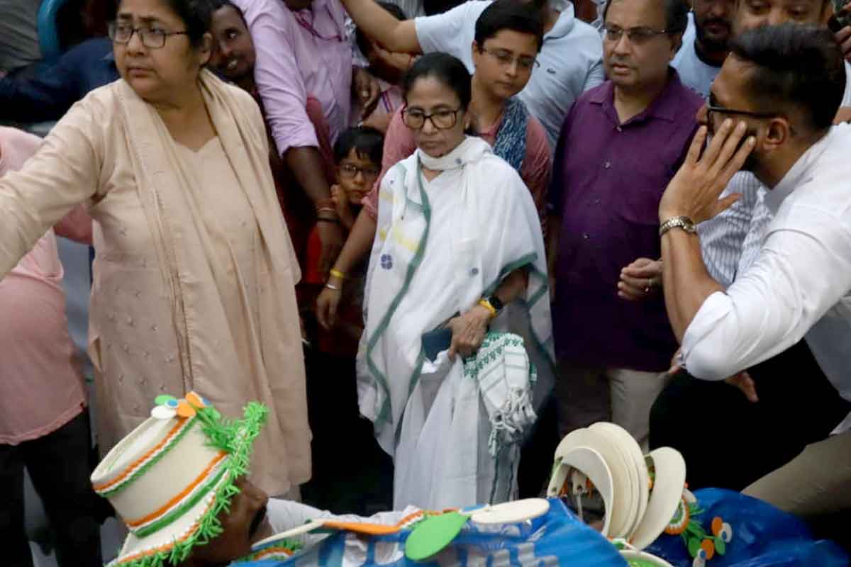 ‘সভা, মিছিল করতে দিচ্ছে না, প্রাণের টানে কর্মীরা আসছেন’, তারামণ্ডলে একুশের সভাস্থল ঘুরে অভিযোগ মমতার