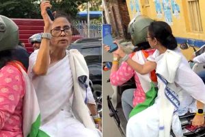 পুলিশ-আদালতের ‘না’, মিছিলে নাছোড় মমতার ধাক্কা মহিলা পুলিশকে! স্কুটিতে চেপে ছাড়লেন ঘটনাস্থল