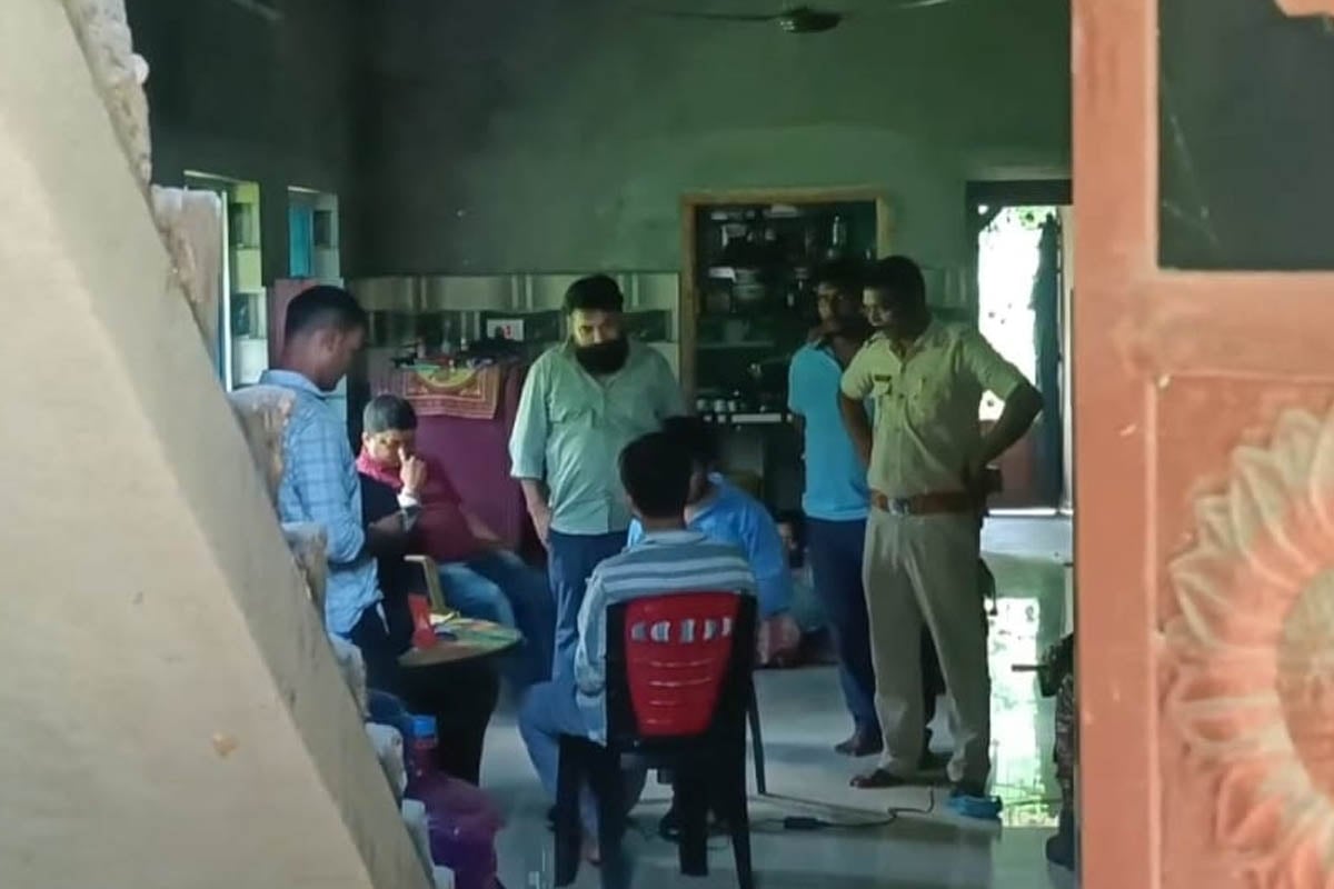 শ্বশুরবাড়িতে বসে জঙ্গি নেটওয়ার্ক! মুর্শিদাবাদের রঘুনাথপুরে বাংলাদেশি জামাইকে ম্যারাথন জিজ্ঞাসাবাদ ইডির