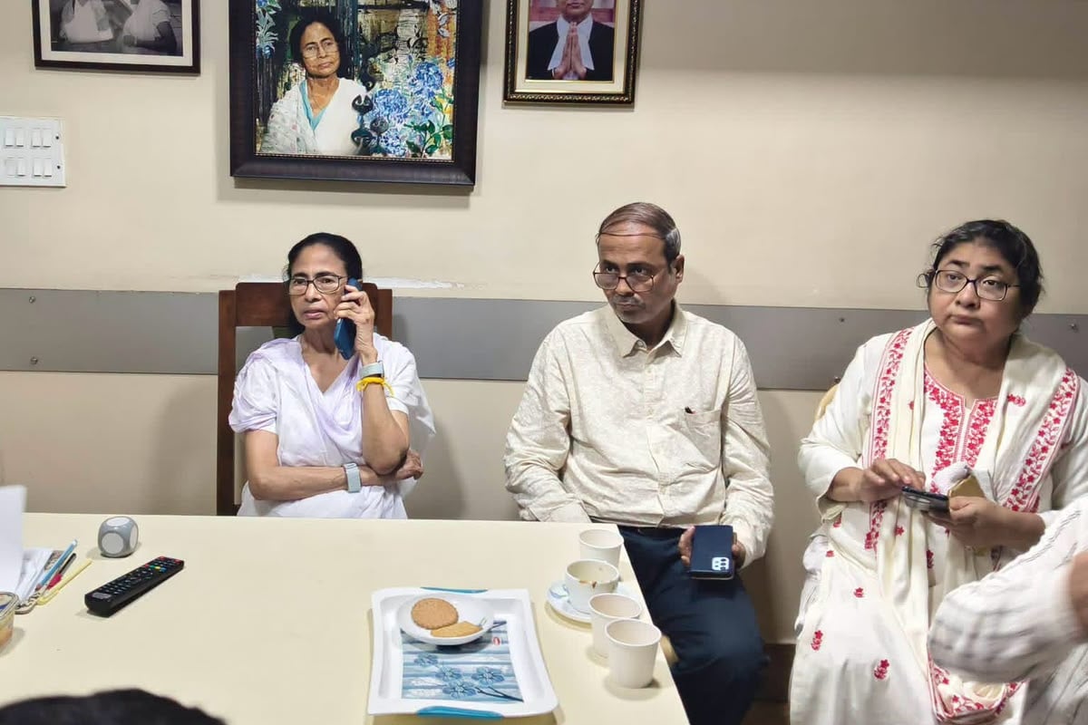 বারুইপুরের নির্যাতিতার পরিবারের সঙ্গে কথা মমতার, বাড়ির সামনে পুলিশ মোতায়েন নিয়ে ক্ষোভ