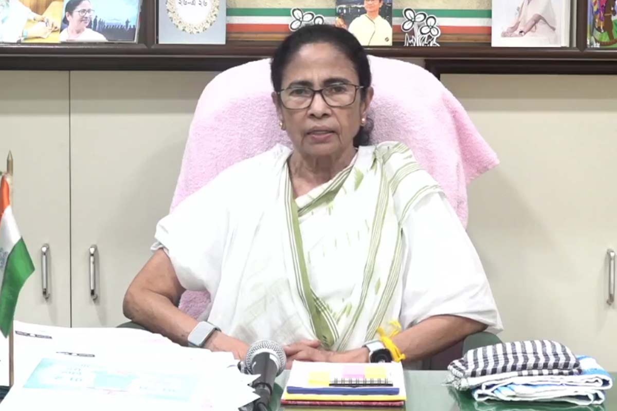 ‘গলায় সিম্বল ঝুলিয়ে বাড়ি বাড়ি যাব’, প্রতীক হারানোর শঙ্কায় কী বলছেন মমতা? হবে ২১ জুলাই?
