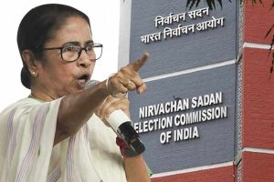 ‘নিরপেক্ষতা বজায় রাখুন’, চাপ বাড়িয়ে নির্বাচন কমিশনকে চিঠি মমতার