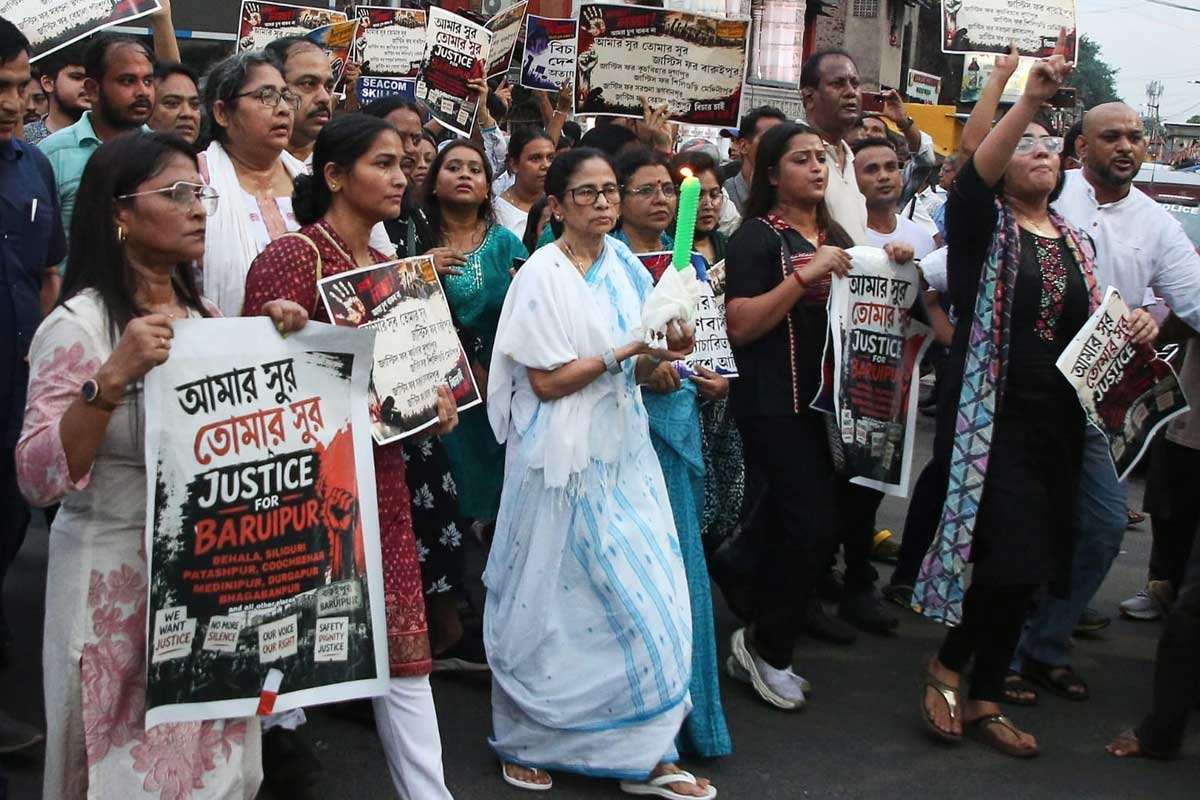 বারুইপুর কাণ্ডের প্রতিবাদে পথে মমতা, বাড়ির সামনেই মোমবাতি মিছিল তৃণমূলনেত্রীর