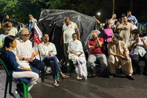 একুশের সাজানো মঞ্চে দুষ্কৃতী তাণ্ডব! রাতভর বিড়লা তারামণ্ডলের সামনে পাহারায় মমতা-অভিষেকরা
