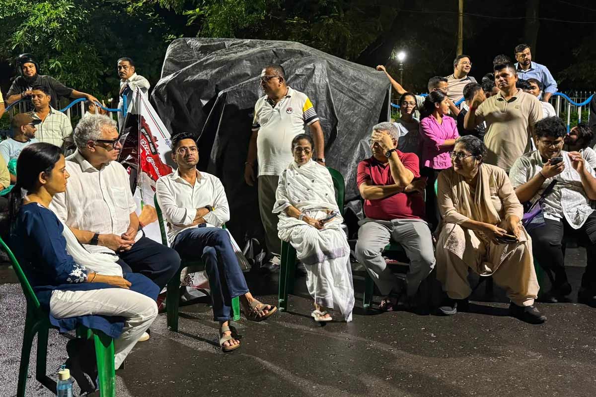 একুশের সাজানো মঞ্চে দুষ্কৃতী তাণ্ডব! রাতভর বিড়লা তারামণ্ডলের সামনে পাহারায় মমতা-অভিষেকরা