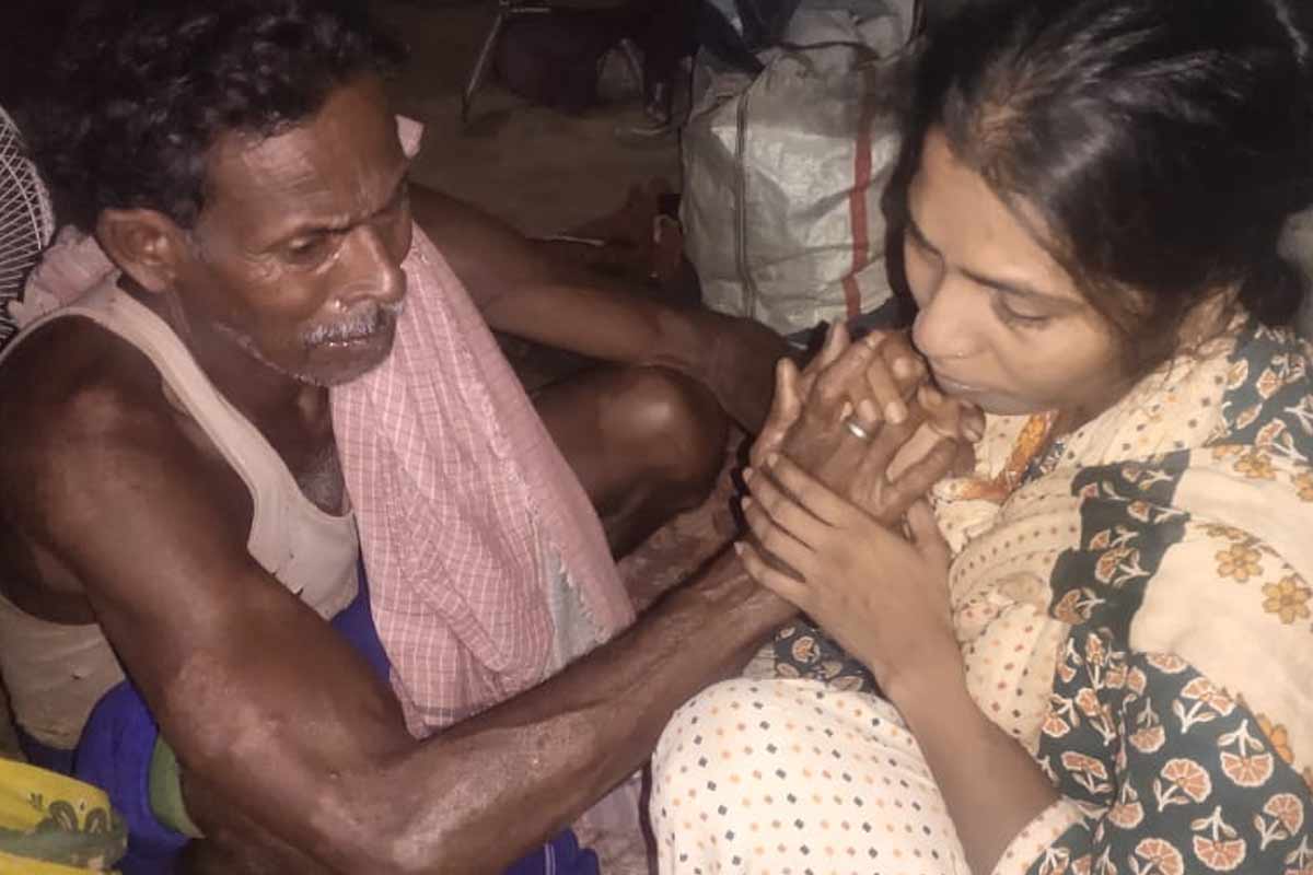 মায়ের মৃত্যুতে ক্ষণিকের ‘মুক্তি’, প্রশাসনের অনুমতিতে ২৫ বছর পর গ্রামে মাওবাদী নেত্রী পুষ্পা