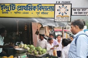 ক্লাসরুমের বাইরে অঙ্কের ক্লাস! বাজারে গিয়ে হাতে-কলমে হিসাব শিখল খুদে পড়ুয়ারা
