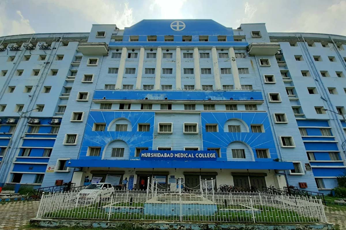 মুর্শিদাবাদ মেডিক্যালের কর্মীকে ‘দাদা’ বলার শাস্তি! ওষুধের লাইনে ঘণ্টার পর ঘণ্টা দাঁড়িয়ে রোগী