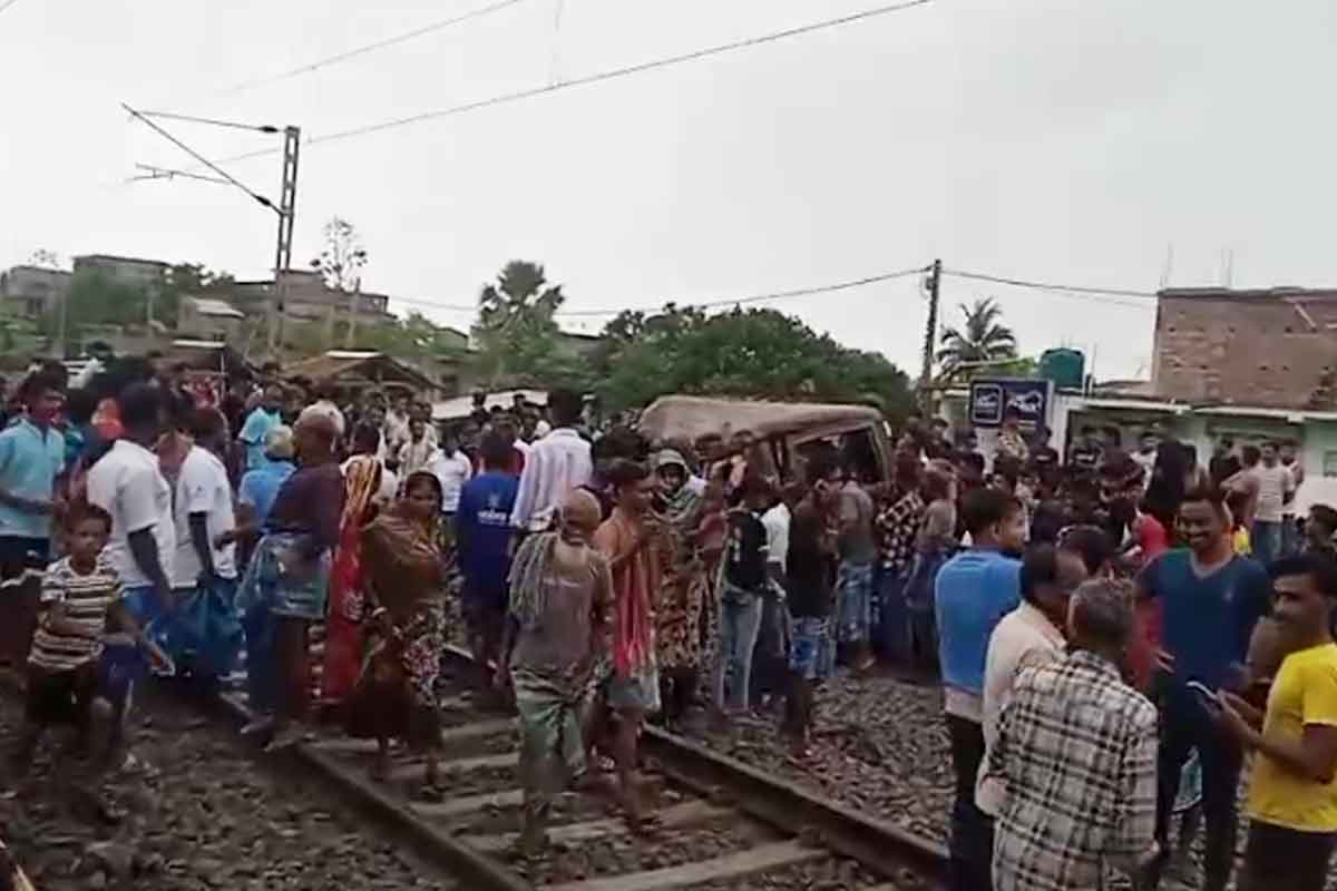 মুর্শিদাবাদ মেডিক্যালে মৃত্যুর সঙ্গে পাঞ্জা লড়ছে ট্রেনের ধাক্কায় জখম খুদে, ‘কীভাবে যে হল’, অঝোরে কান্না ঠাকুমার