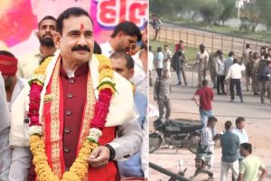 প্রাক্তন মন্ত্রী টিকিট না পাওয়ায় ক্ষোভ, মধ্যপ্রদেশে পুলিশ পেটাল বিজেপি কর্মীরা, মোদি জমানায় বিরল ছবি