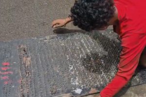 পেরেকের বিছানায় দণ্ডি কেটে ২০ কিমি পাড়ি! মহাদেবের আশীর্বাদ পেতে অদ্ভুত কাণ্ড ভক্তের