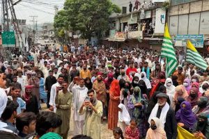 বিক্ষোভকারীদের উপর ফের গুলিবৃষ্টি, পাক সেনার বর্বরতায় লাশ গুনছে অধিকৃত কাশ্মীর