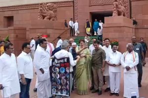 ২০ ‘গদ্দারে’র ছবি নিয়ে সংসদে বিক্ষোভ কল্যাণের, ‘আপনারাই কংগ্রেস থেকে ভাঙিয়েছিলেন’, খোঁচা প্রিয়াঙ্কার