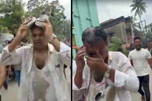 ছাত্রীদের হুমকি-শ্লীলতাহানির ‘শাস্তি’! ধৃত অধ্যাপকের গলায় জুতোর মালা, গা-ভর্তি ডিম