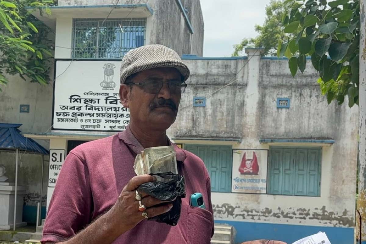 আবাসের লাখ লাখ টাকা স্ত্রী ও নিজের ব্যাঙ্কে! নোটিস পেয়েই ফেরত দিতে ছুটলেন তৃণমূল নেতা