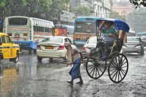 হালকা রোদ-বৃষ্টির খামখেয়ালিপনা, বঙ্গে ভোল বদলাচ্ছে আবহাওয়া?
