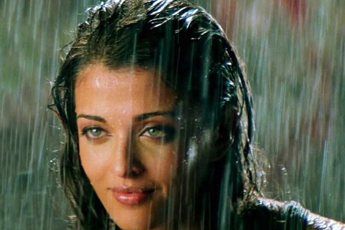 বৃষ্টিতে চুল ভিজে গিয়েছে? এই কাজগুলি না করলেই হতে পারে দফারফা