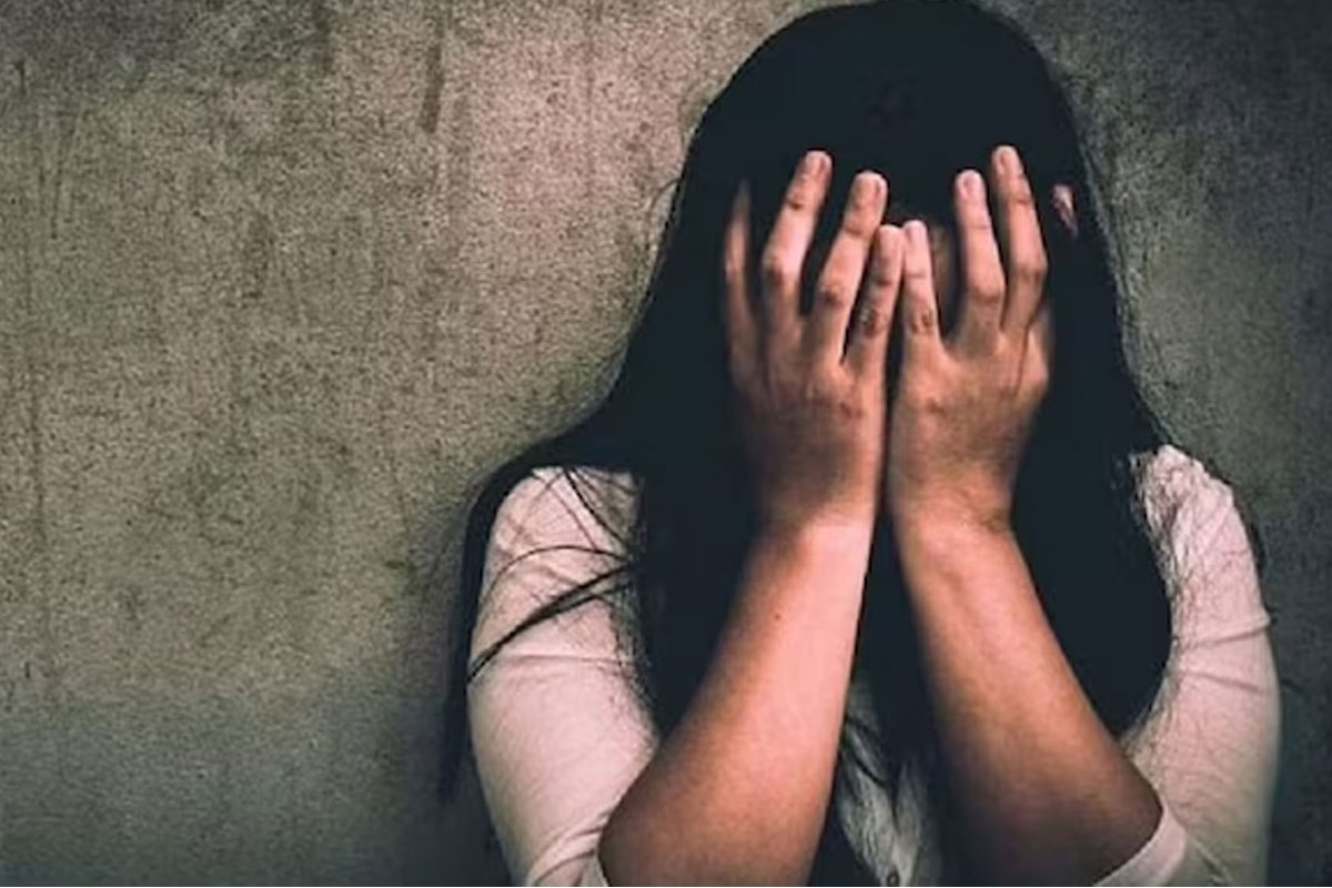 ‘লাল ব্লাউজ পরে ছবি পাঠাস’, ছাত্রীদের মেসেজ শিক্ষকের! হাওড়ার স্কুলে ধুন্ধুমার