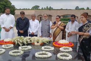 ‘কার্গিলের শহিদরাও শহিদ, গান্ধীজিও…’, রাজঘাটে এনসিপিআইয়ের ২১ জুলাই স্মরণে মন্তব্য কাকলির
