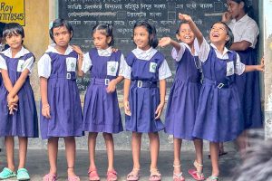 মমতা জমানায় পড়ুয়াদের জামায় ‘রাজনীতির রং’, স্কুল ইউনিফর্ম নিয়ে ডিআইদের সমীক্ষার নির্দেশ