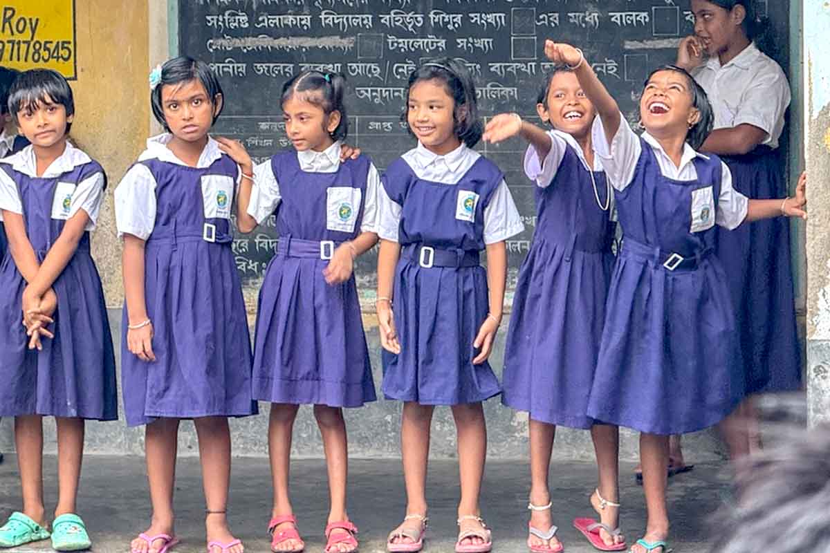 মমতা জমানায় পড়ুয়াদের জামায় ‘রাজনীতির রং’, স্কুল ইউনিফর্ম নিয়ে ডিআইদের সমীক্ষার নির্দেশ