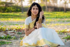 পর্দার ‘সীতা’ সাই পল্লবীর হাতে জপমালা, মন থাকে শান্ত, আর কী মাহাত্ম্য?