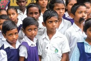 মমতা জমানায় পড়ুয়াদের জামায় ‘রাজনীতির রং’, স্কুল ইউনিফর্ম নিয়ে ডিআইদের সমীক্ষার নির্দেশ
