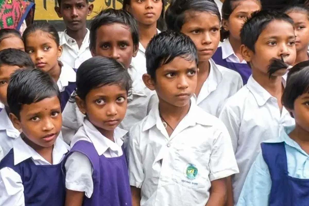 মমতা জমানায় পড়ুয়াদের জামায় ‘রাজনীতির রং’, স্কুল ইউনিফর্ম নিয়ে ডিআইদের সমীক্ষার নির্দেশ