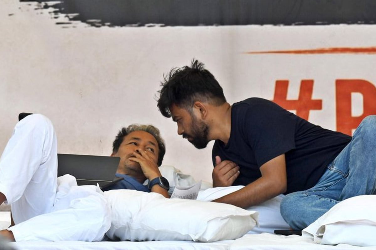 শিক্ষামন্ত্রীর পদত্যাগের দাবিতে টানা ১৪ দিন অনশন, অসুস্থ সোনম ওয়াংচুক বলছেন, ‘আমি গান্ধী নই’