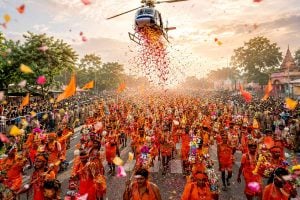 সোমেই ভক্তদের মাথায় পুষ্পবৃষ্টি, ভিড়ে ঠাসা শ্রাবণী মেলায় প্রশাসনের কড়া পাহারা, একাধিক রাস্তায় ‘নো এন্ট্রি’