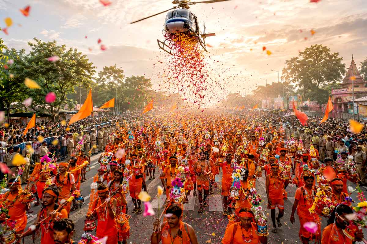 সোমেই ভক্তদের মাথায় পুষ্পবৃষ্টি, ভিড়ে ঠাসা শ্রাবণী মেলায় প্রশাসনের কড়া পাহারা, একাধিক রাস্তায় ‘নো এন্ট্রি’