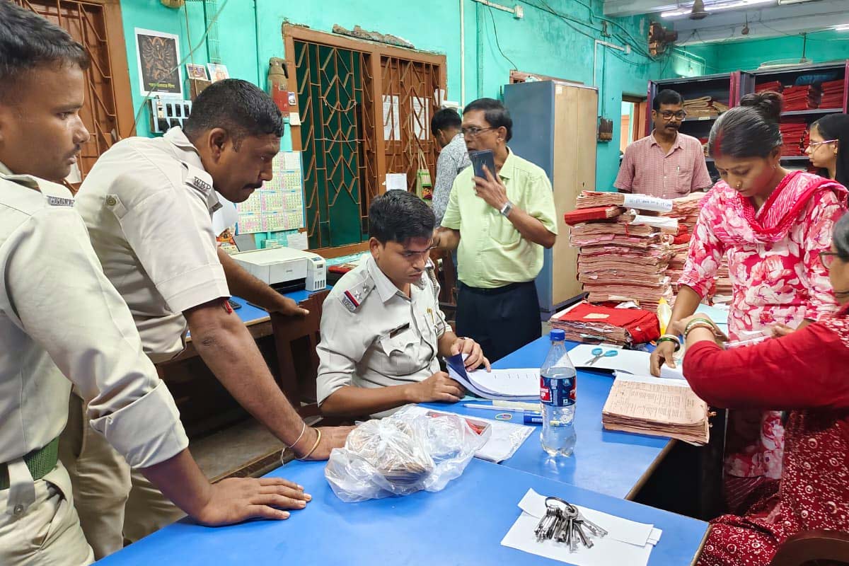 SIR-এ ‘ভূত’ ঢোকাতে জন্ম ও মৃত্যু শংসাপত্রেও বেনিয়ম! রাজ্যজুড়ে পুরসভা-পঞ্চায়েতে তল্লাশি পুলিশের