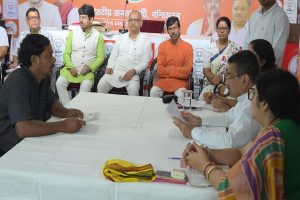 ‘জনতার দরবারে’ লেকটাউনের নিহত ছাত্রের বাবা, ‘দেখব, ভাবব নয়, কাজ করব’, আশ্বাস শুভেন্দুর