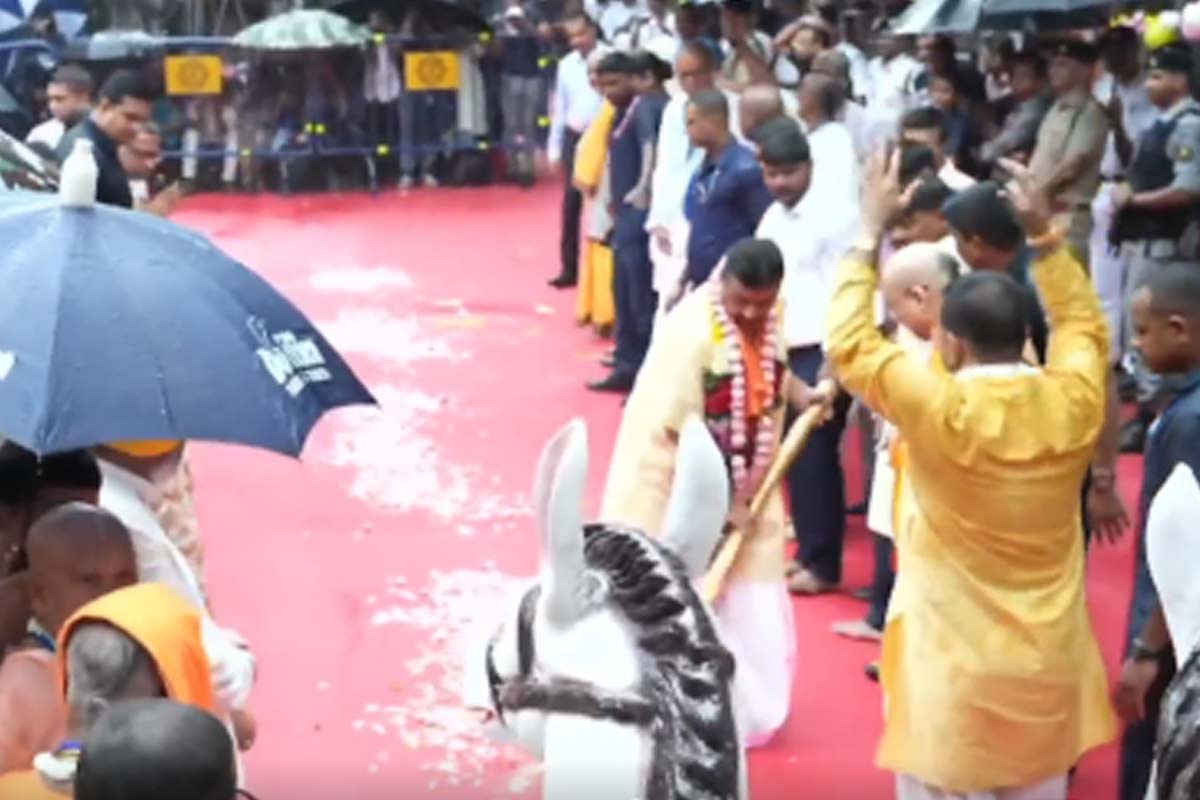 রাস্তা ঝাট দিয়ে কলকাতা ইসকনের রথযাত্রার সূচনা করলেন মুখ্যমন্ত্রী শুভেন্দু