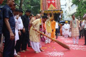 রাস্তা ঝাট দিয়ে কলকাতা ইসকনের রথযাত্রার সূচনা করলেন মুখ্যমন্ত্রী শুভেন্দু