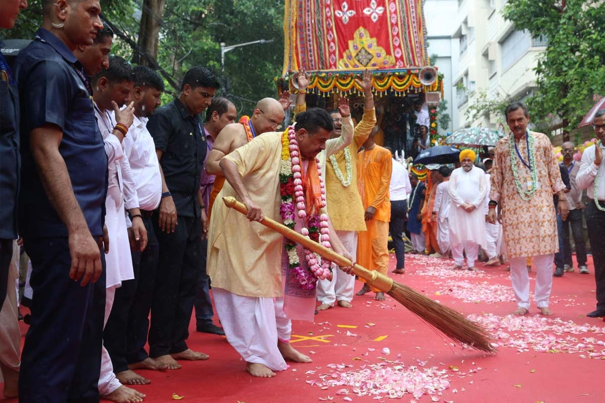 রাস্তা ঝাট দিয়ে কলকাতা ইসকনের রথযাত্রার সূচনা করলেন মুখ্যমন্ত্রী শুভেন্দু