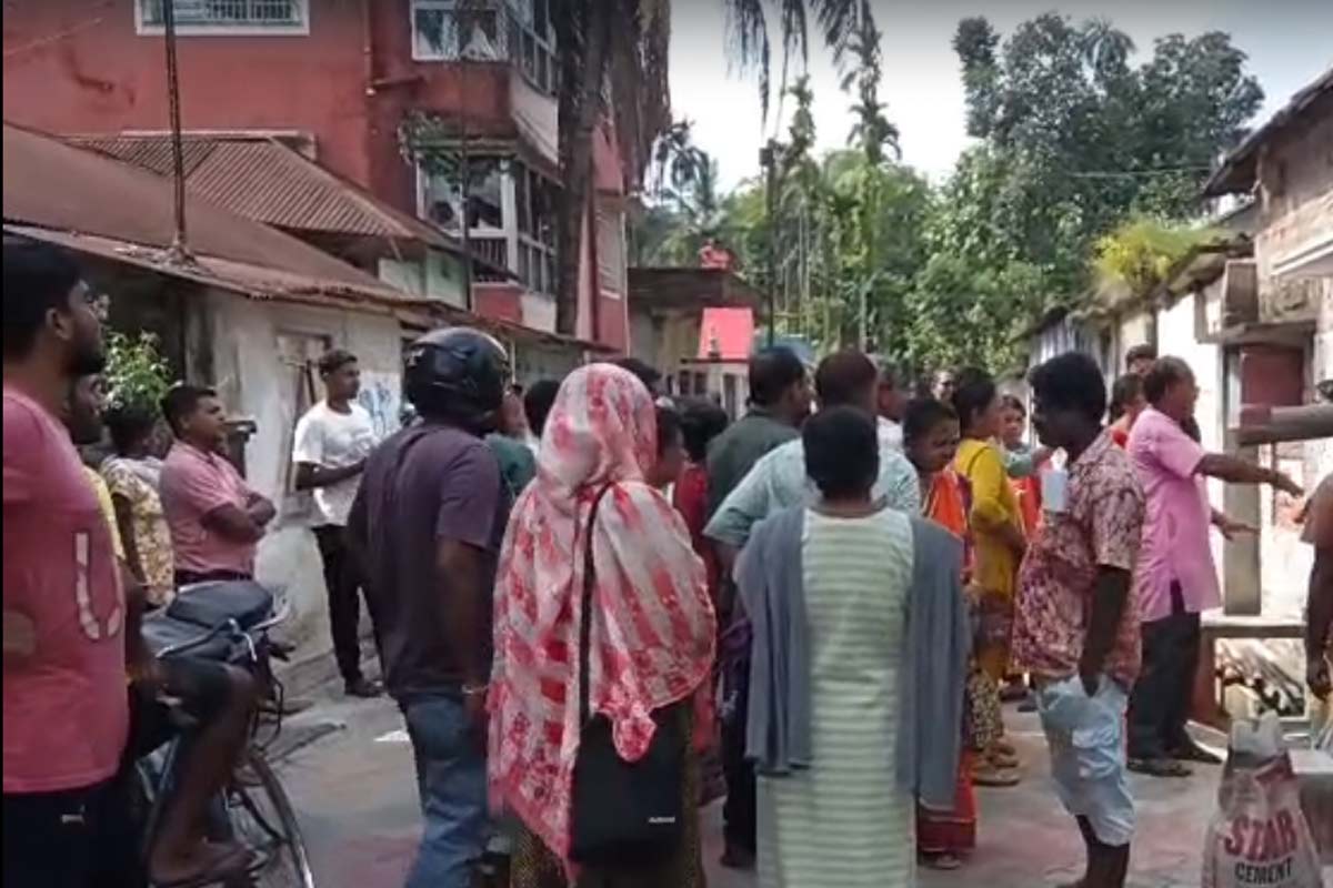 কাটমানি, তোলাবাজির অভিযোগ! বক্সখাটের ভিতর থেকে তৃণমূলনেত্রীকে তুলে নিয়ে গেল পুলিশ