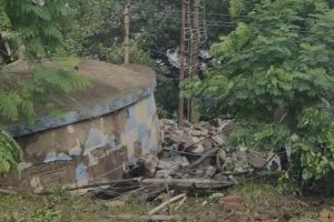 সাতসকালে হুড়মুড়িয়ে ভেঙে পড়ল জলের ট্যাঙ্ক! আহত ২, তুমুল শোরগোল অন্ডালে