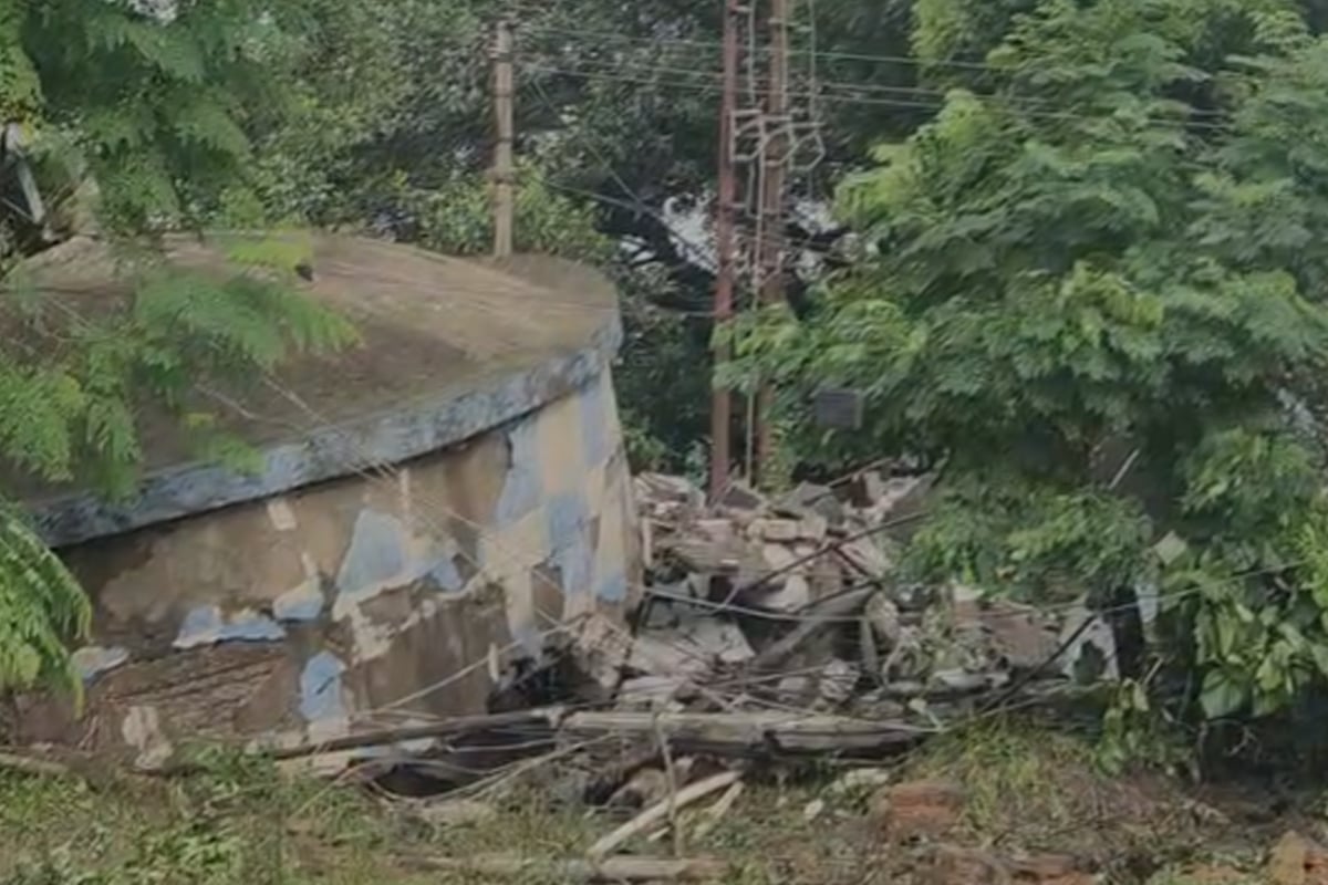 সাতসকালে হুড়মুড়িয়ে ভেঙে পড়ল জলের ট্যাঙ্ক! আহত ২, তুমুল শোরগোল অন্ডালে