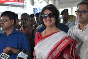 দু’দশকের লজ্জা-মুক্তি বাংলার, সাদা-লালপাড় শাড়ি পরে কলকাতায় ‘ফেরা’ তসলিমার